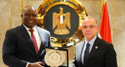 وزير الاستثمار والتجارة الخارجية يبحث مع نظيره بجنوب السودان تعزيز التعاون الاستثماري والتجاري 