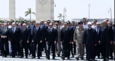 السيسي يتقدم مشيعي جنازة والد رئيس الوزراء في مسجد المشير