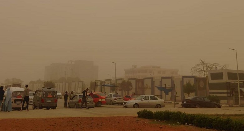 عاصفة ترابية شديدة تضرب الإسماعيلية .. وانخفاض ملحوظ في مستوى الرؤية الأفقية