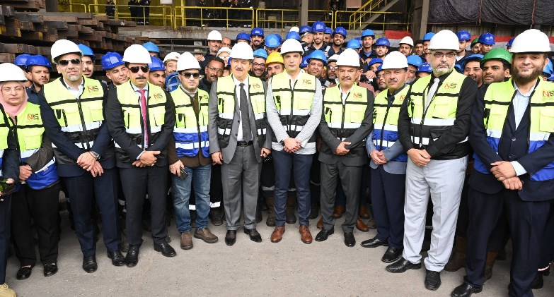 وزير الصناعة يتفقد عدداً من المصانع المتخصصة في الحديد والصلب بالسويس