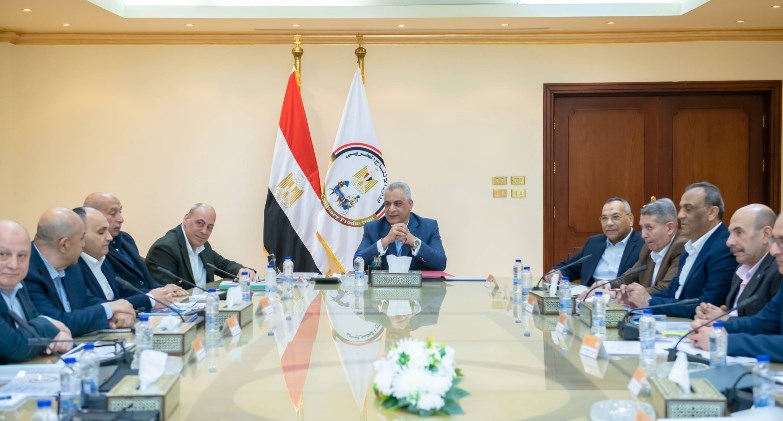  وزير الدولة للإنتاج الحربي يتابع الأداء المالي للشركات التابعة