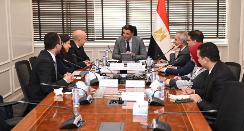 اجتماع وزير الصناعة مع وفد شركة لوريال مصر لصناعة مستحضرات التجميل