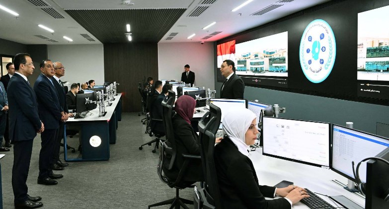 رئيس الوزراء يتفقد مركز التحكم والسيطرة والدعم الفني بالعاصمة الجديدة