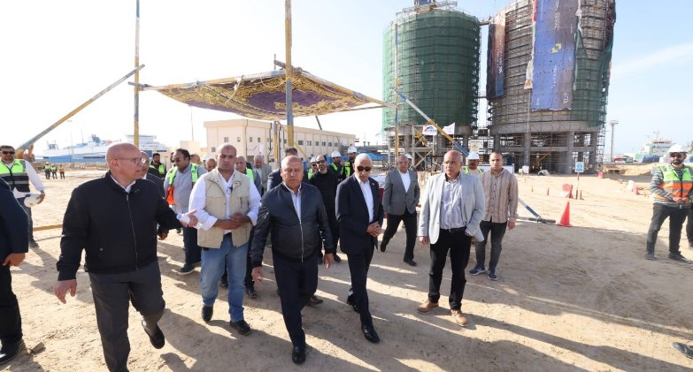  وزير النقل يتفقد مواقع العمل بمشروع تطوير وتوسعة ميناء العريش البحري