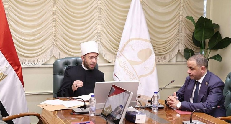 وزير الأوقاف يناقش خطط تعظيم عوائد الوقف وتطوير آليات الاستثمار لدى هيئة الأوقاف