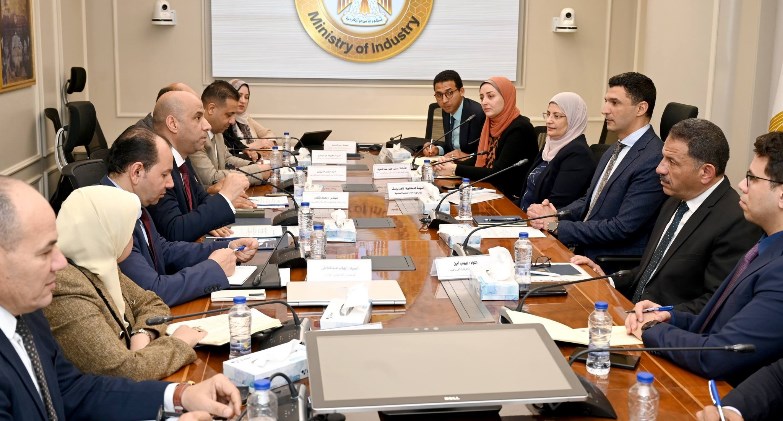 وزيرا الصناعة والعمل يبحثان سبل تعزيز التكامل والتعاون بين الوزارتين في المجالات المشتركة