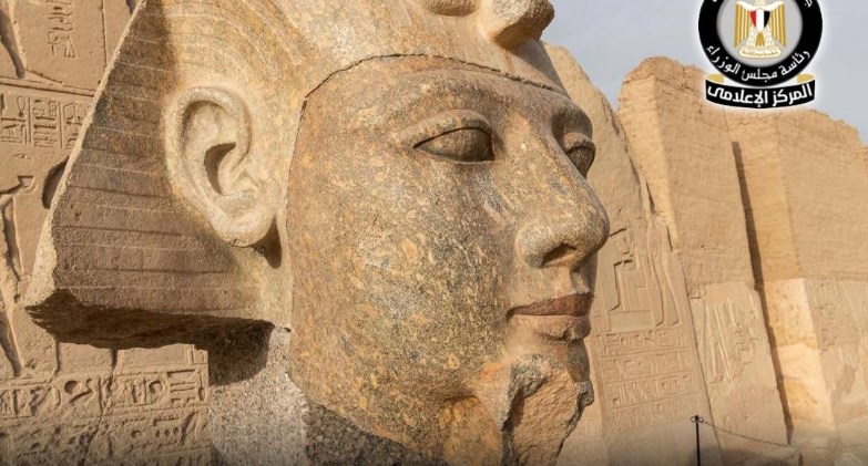   البعثة الأثرية الأمريكية تنتهي من أعمال ترميم رأس تمثال جرانيتي للملك رمسيس الثاني داخل معبده بمدينة أبيدوس  