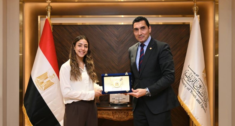 وزير الشباب والرياضة يكرم هانيا الحمامي بعد تتويجها ببطولة الجونة الدولية للاسكواش