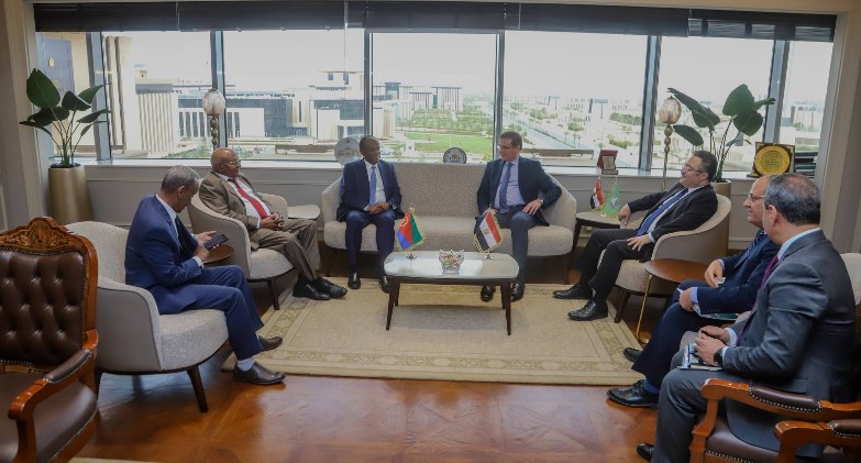 وزير الزراعة يبحث تعزيز التعاون مع المستشار الاقتصادي للرئيس الإريتري