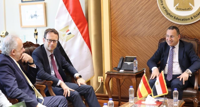 وزير التعليم العالي يبحث التعاون مع سفير مملكة إسبانيا ووفد جامعة برشلونة