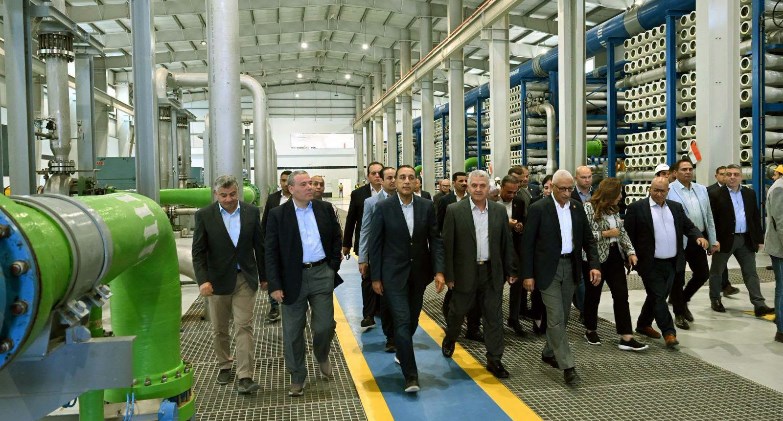 رئيس الوزراء يتفقد محطة تحلية مياه البحر بمدينة العريش