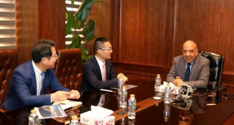  وزير الكهرباء يبحث التعاون مع هواوي بمجالات الطاقة المتجددة