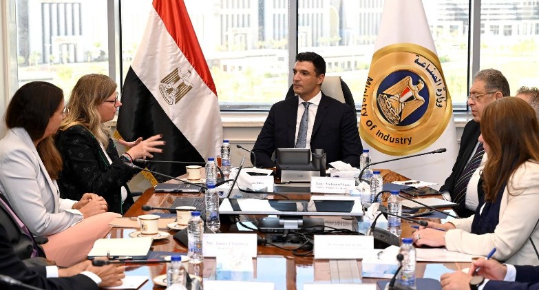 وزير الصناعة يبحث مع وفد شركة فولكس فاجن خطط الشركة للتوسع في صناعة السيارات في مصر