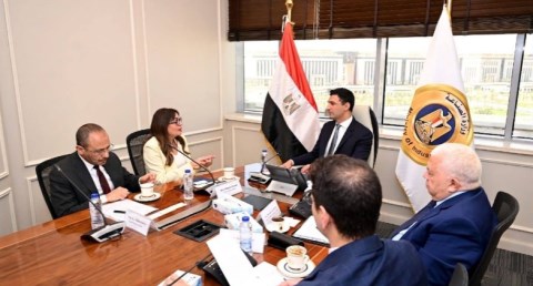 وزير الصناعة يلتقي مسؤولي شركة طاقة عربية لبحث مشروعات الشركة الحالية والمستقبلية
