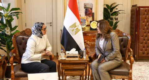 وزيرة التنمية المحلية تتابع مع محافظ الوادي الجديد المشروعات التنموية بالمحافظة