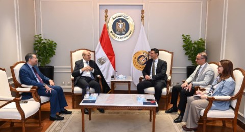 وزير الصناعة يبحث مع رئيس غرفة التجارة والصناعة الفرنسية في مصر