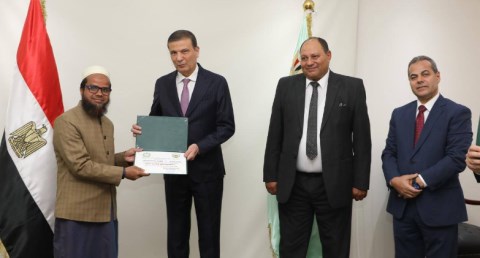 وزير الزراعة يُسلّم شهادات التخرج لـ 18 مبعوثاً من 11 دولة أفريقية وآسيوية