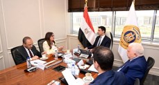 وزير الصناعة يلتقي مسؤولي شركة طاقة عربية لبحث مشروعات الشركة الحالية والمستقبلية