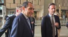 وزير التجارة الهولندي برفقة الرئيس التنفيذي لسيجنيفاي أفريقيا يتفقدان أعمال الشركة بالمتحف المصري الكبير