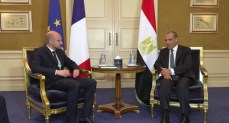 وزير الخارجية ونظيره الفرنسي يبحثان العلاقات الثنائية ومستجدات الأوضاع الإقليمية