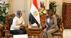 وزيرة التنمية المحلية تتابع مع محافظ الوادي الجديد المشروعات التنموية بالمحافظة