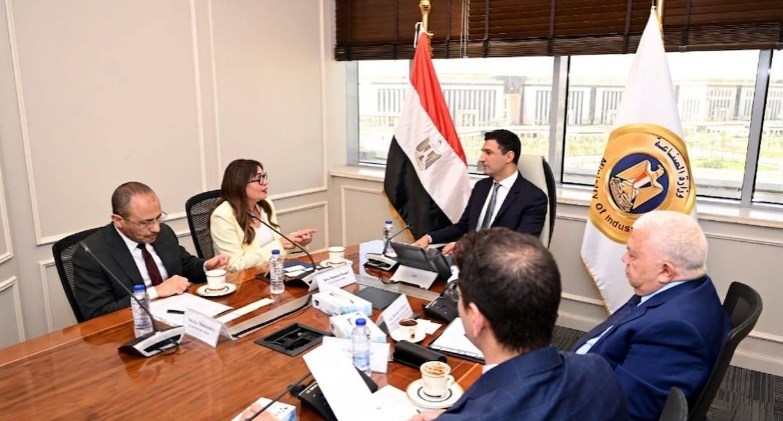 وزير الصناعة يلتقي مسؤولي شركة طاقة عربية لبحث مشروعات الشركة الحالية والمستقبلية
