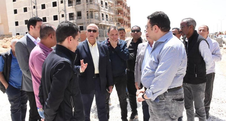 نائب وزيرة الإسكان يتفقد مشروعات المرافق بمدينة القاهرة الجديدة