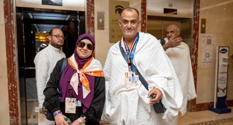 "الراجحي" تستقبل أولى رحلات الحج السياحى البرى في مكة بالورود والهدايا ومياه زمزم