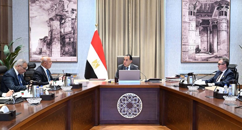  رئيس الوزراء يتابع الموقف التنفيذي لعدد من مشروعات قطاع الطرق