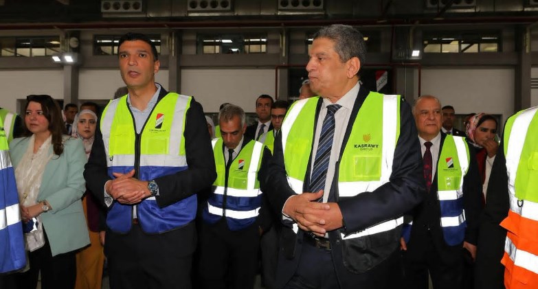 وزير الصناعة ومحافظ القاهرة يتفقدان خطوط إنتاج «قصراوي جروب» بمصنع النصر بحلوان ويشهدان تصنيع السيارة رقم 1000 من جيتور X70 Plus