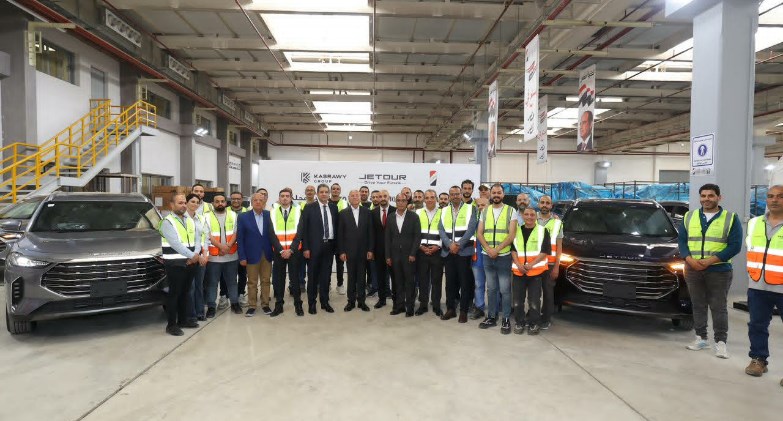 وزير الصناعة ومحافظ القاهرة يتفقدان خطوط إنتاج «قصراوي جروب» بمصنع النصر بحلوان ويشهدان تصنيع السيارة رقم 1000 من جيتور X70 Plus
