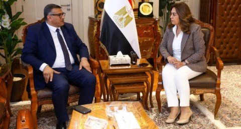 منال عوض تتابع مع محافظ قنا موقف تنفيذ المشروعات التنموية 