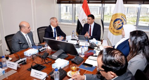وزير الصناعة يبحث مع  إسماعيل عبد الغفار دعم المشروعات الناشئة والتعليم والتدريب المهني