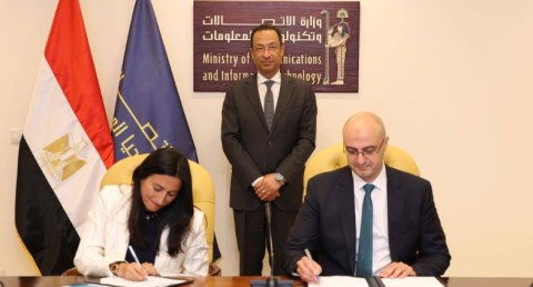 وزير الاتصالات وتكنولوجيا المعلومات يشهد مراسم منح شركة حسن علام للبنية الرقمية ولحلول مراكز البيانات