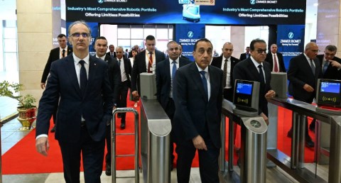 رئيس الوزراء يتفقد المعرض الطبي الإفريقي الخامس 