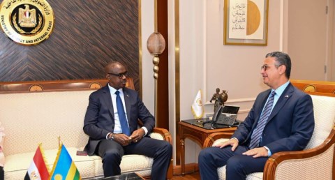 وزير التموين والتجارة الداخلية يبحث مع سفير رواندا التعاون في الأمن الغذائي وصوامع التخزين