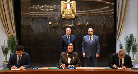رئيس الوزراء يشهد مراسم توقيع مذكرة تفاهم لإنشاء أول مصنع لتوربينات الرياح