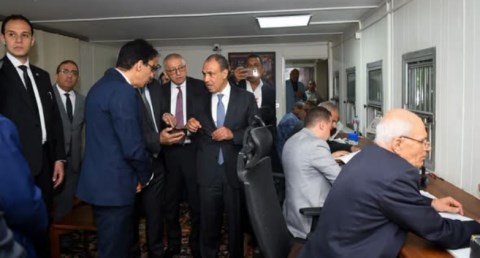 وزير الخارجية يتفقد سير العمل بمكتب تصديقات المريلاند