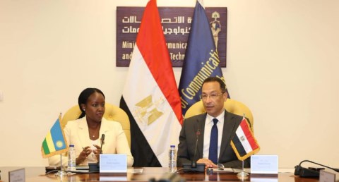 وزير الاتصالات يبحث مع وزيرة تكنولوجيا المعلومات برواندا تعزيز التعاون بين البلدين 