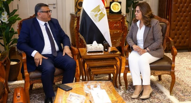 منال عوض تتابع مع محافظ قنا موقف تنفيذ المشروعات التنموية 