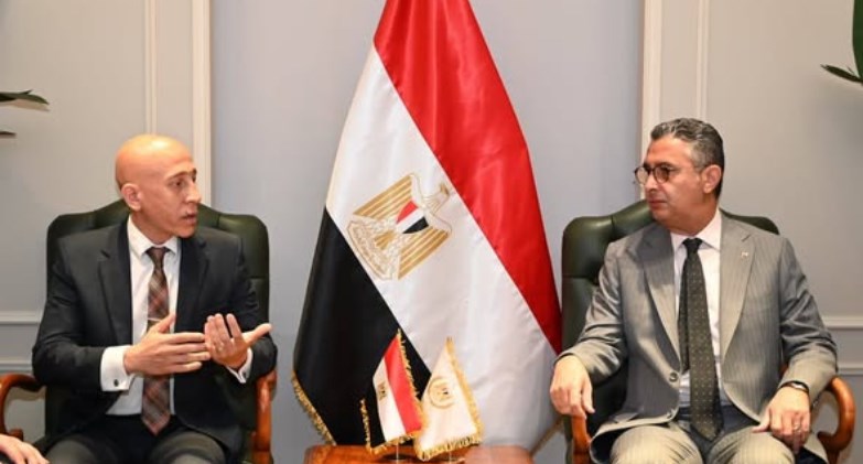 شريف فاروق يكرم مفتش تموين بالإسكندرية 