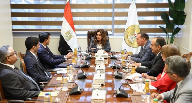 وزيرة التنمية المحلية والبيئة تبحث مع الأمين العام لمنظمة المدن العربية تبادل الخبرات 