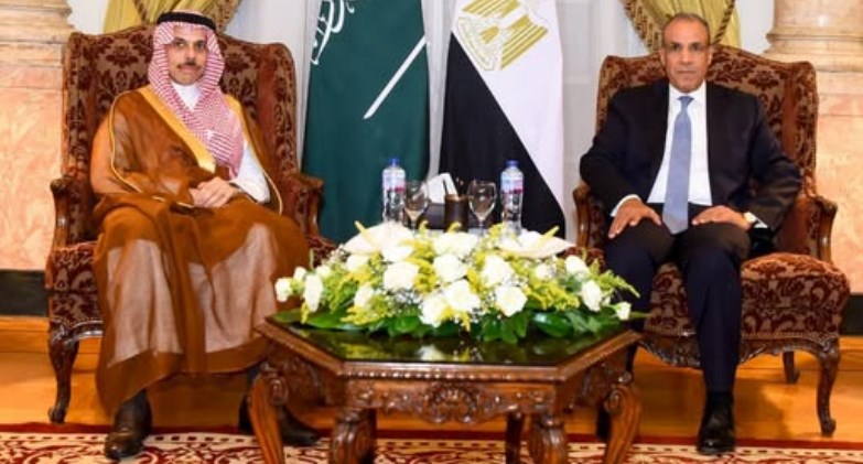 وزير الخارجية يبحث مع نظيره السعودي سبل تعزيز العلاقات