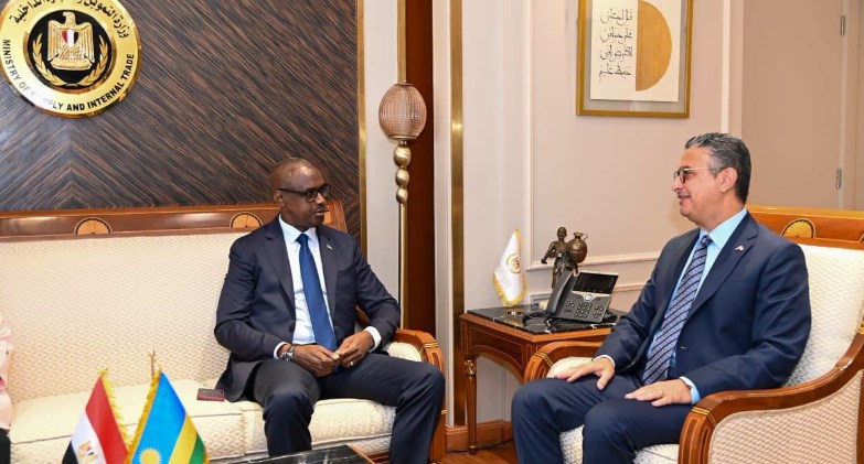 وزير التموين والتجارة الداخلية يبحث مع سفير رواندا التعاون في الأمن الغذائي وصوامع التخزين