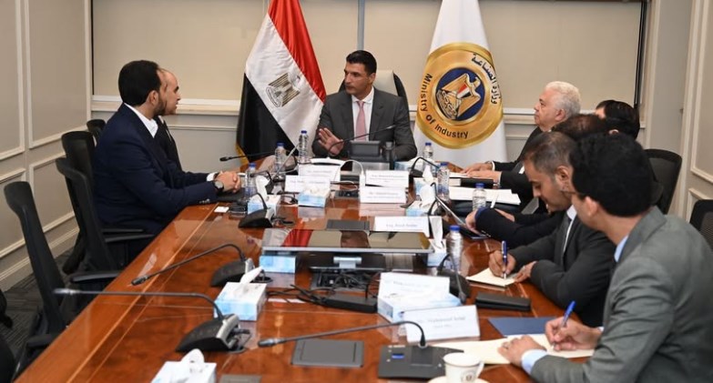 وزير الصناعة يبحث مع شركة إيرسك لحلول الطاقة المتجددة فرص دعم التحول الأخضر 