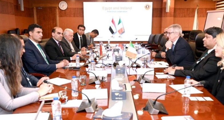 وزير الصناعة : استخدام الطاقة الجديدة والمتجددة بالقطاع على رأس أولوياتنا