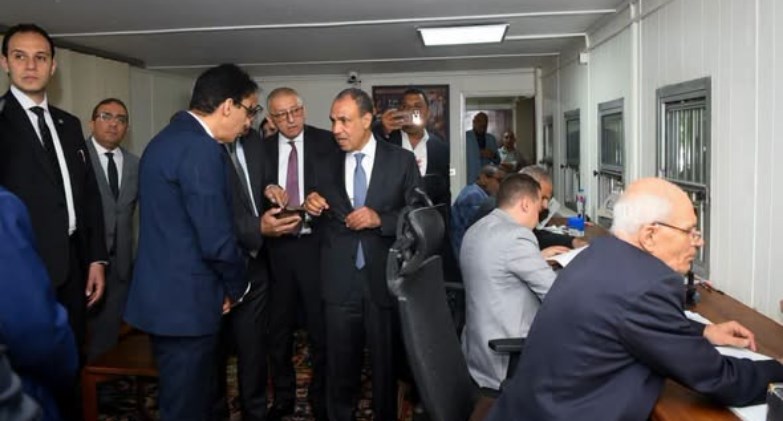 وزير الخارجية يتفقد سير العمل بمكتب تصديقات المريلاند