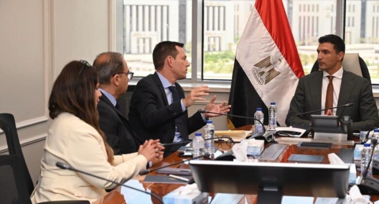 وزير الصناعة يبحث مع “شنايدر إلكتريك” خطط الشركة