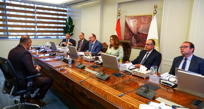وزيرة التنمية المحلية والبيئة تترأس لجنة اختيار المتقدمين على بعض الوظائف القيادية الشاغرة بالوزارة
