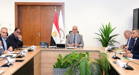  وزير الري يتابع الدراسة الخاصة بمنظومة التحكم في ورد النيل والمخلفات العائمة